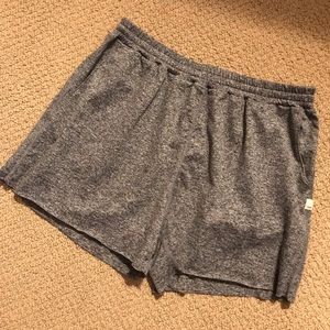 Vuori Dreamknit fabric boyfriend short-worn once
